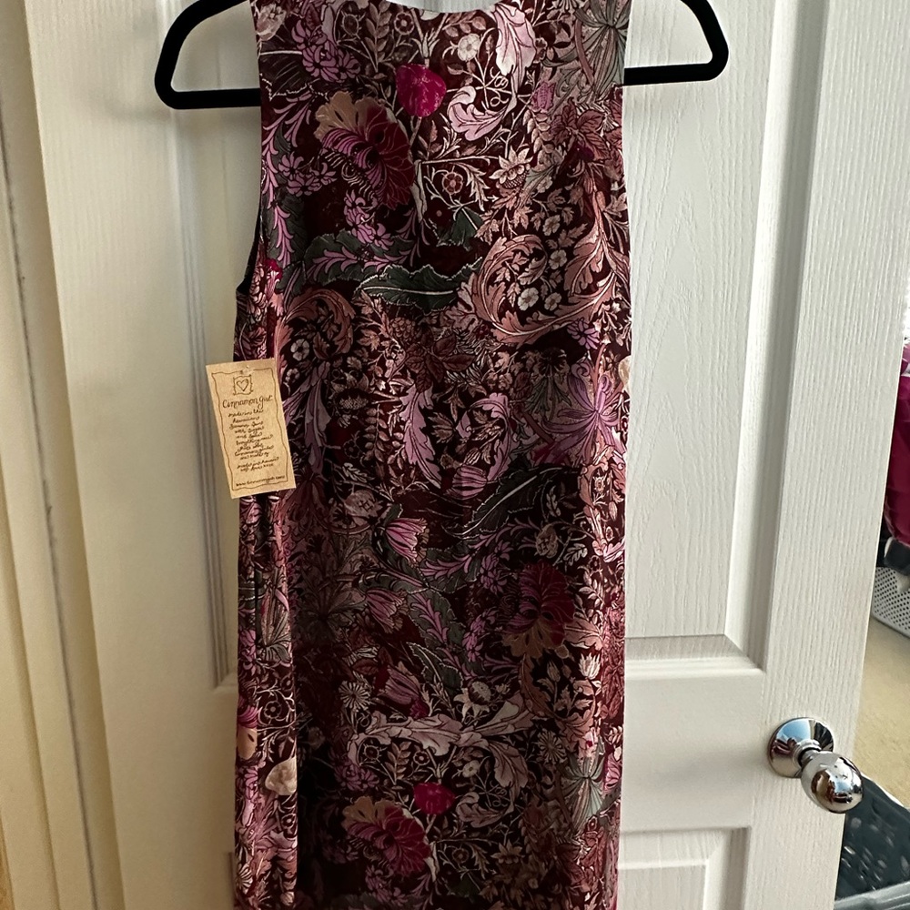 Cinnamon Girl, Small, Made in Hawaii. Burgundy floral short dress. - Picture 2 of 3